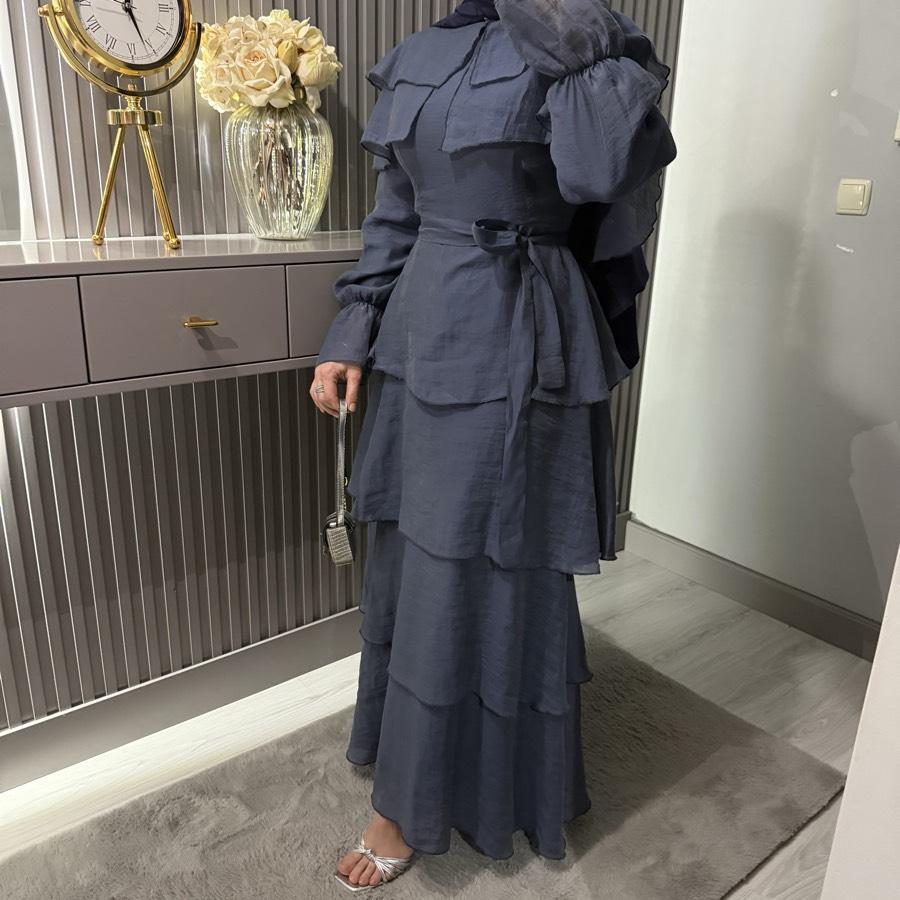 Pelerin detaylı volanlı elbise